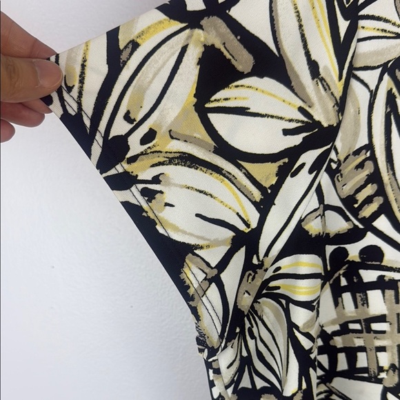 WEEKENDS BY CHICO'S 1/4 Zip White Black Gold Floral Stretch Athletic Top Size XL - Picture 4 of 9